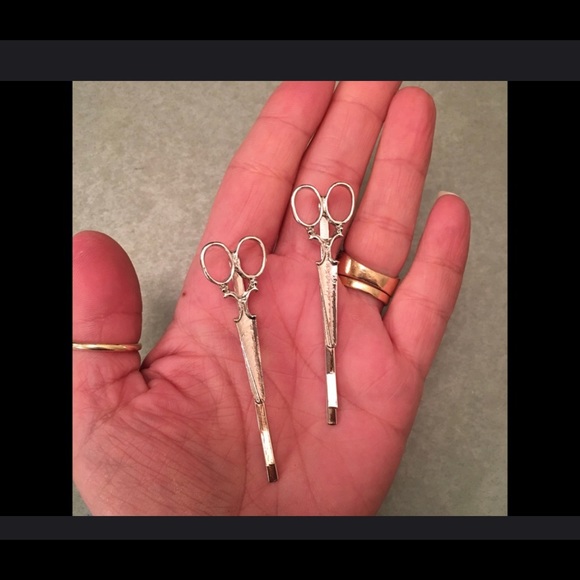 *Back in Stock* Amazing Scissor Hair Pin ✂️ - Picture 2 of 6